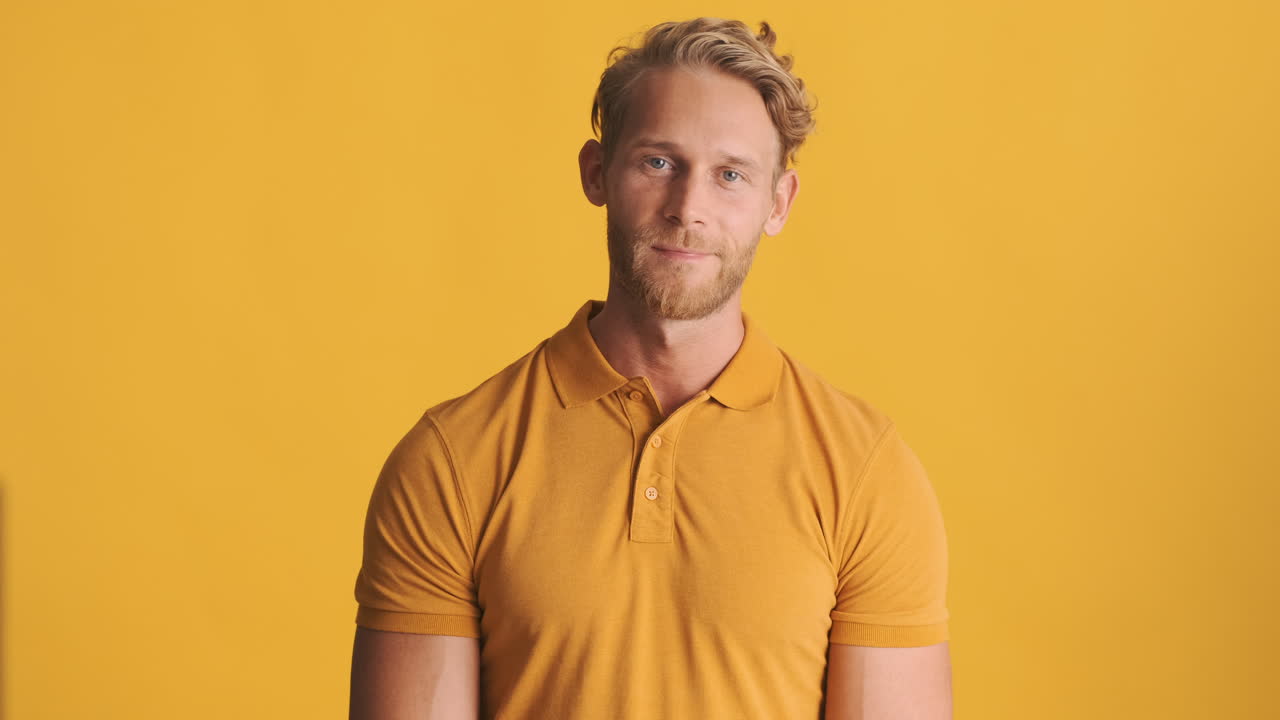 hombre atractivo diciendo sí y moviendo la cabeza