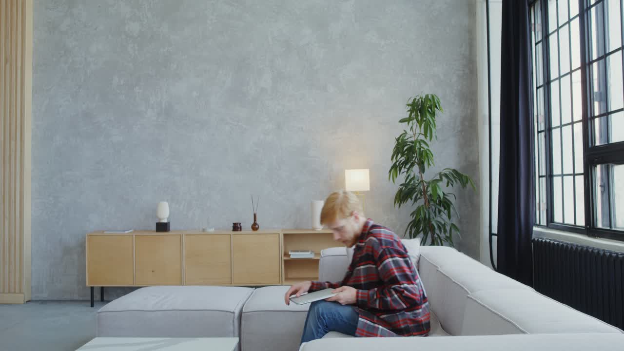 hombre trabajando en una computadora portátil o tableta en casa