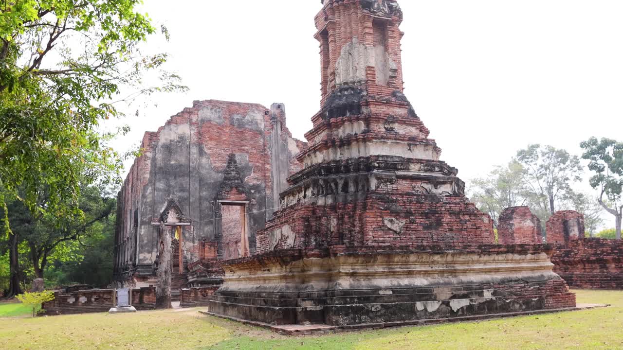 una vista serena de una antigua pagoda