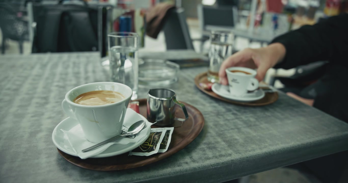 Tazze da caffè su un tavolo al mercato di Lendplatz a Graz, Austria, Europa