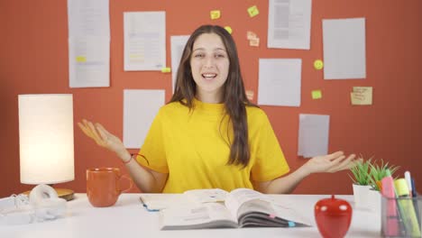niña hablando con la cámara.