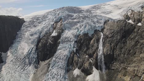 cierre de imágenes de drones con el derretimiento del glaciar bruerbreen en el parque nacional de folgefonna en noruega