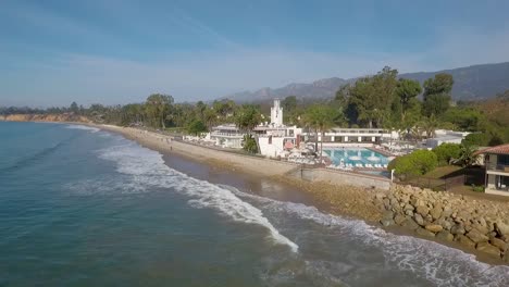 Hermosa-Antena-De-Butterfly-Beach,-El-Pacífico-Y-El-Coral-Casino-En-Montecito-California-1