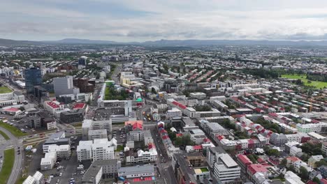 tomada de un avión no tripulado de los suburbios de reykjavik, islandia, edificios residenciales y de oficinas