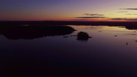Atemberaubendes-Luftvideo-Einer-Mondsichel-Bei-Sonnenuntergang-In-Der-Finnischen-Seenlandschaft