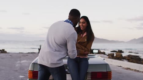 Hombre-Afroamericano-Proponiendo-A-Su-Novia-Con-Un-Anillo-Cerca-Del-Auto-Convertible-En-La-Carretera