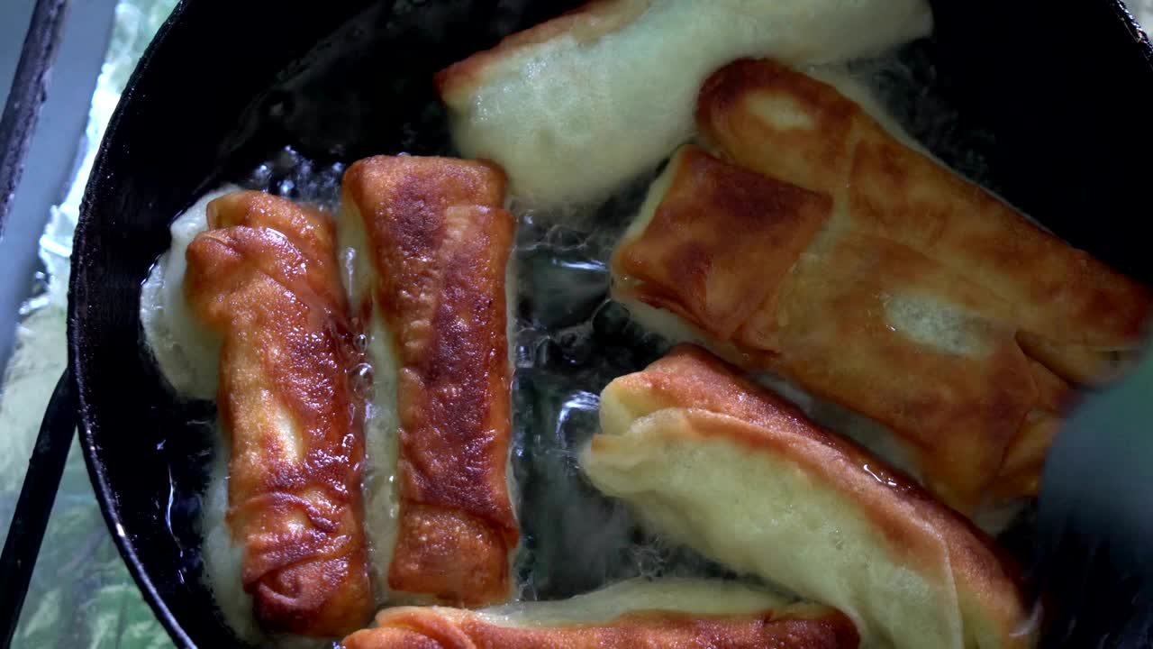 판 에 고기 팬케이크 를 조리 하는 것