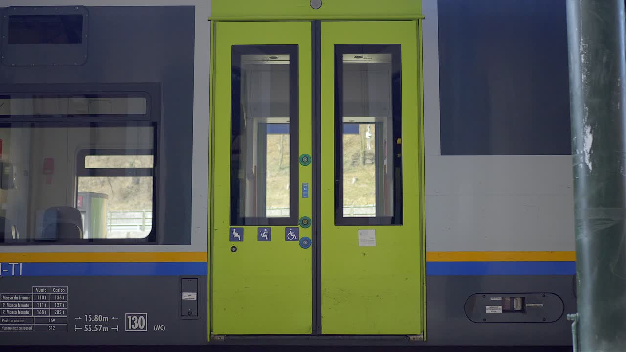 toma estática de la puerta verde del tren cerrándose automáticamente para comenzar