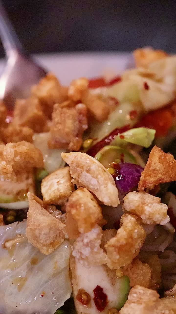 un delicioso plato tailandés que se está preparando y sirviendo