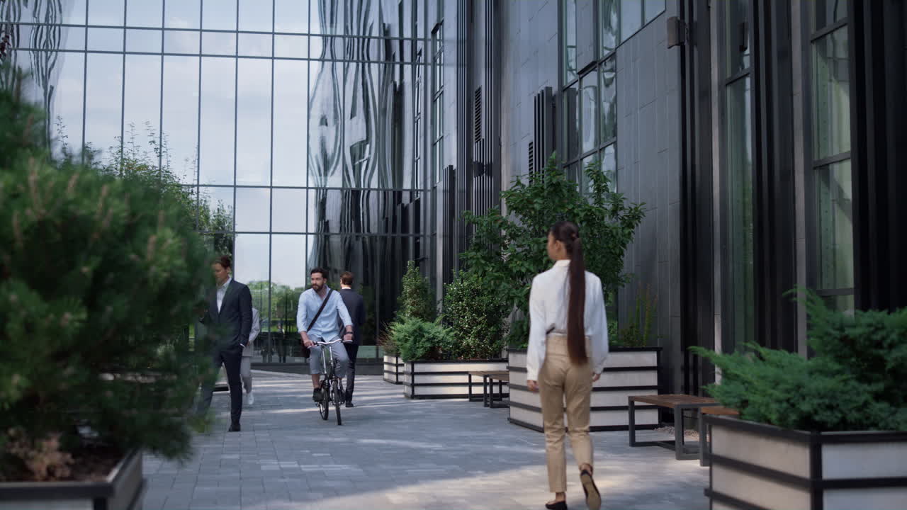 manager bello in bicicletta nel centro del distretto. trasporto urbano alternativo