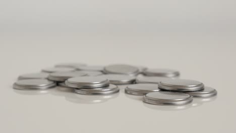las baterías de las celdas derramadas en el video de inclinación 4k blanco