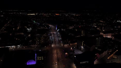 reykjavik por la noche por encima de la calle lækjargata, capital de islandia