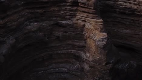 drone antena acantilado pan abajo roca en olas hawaii