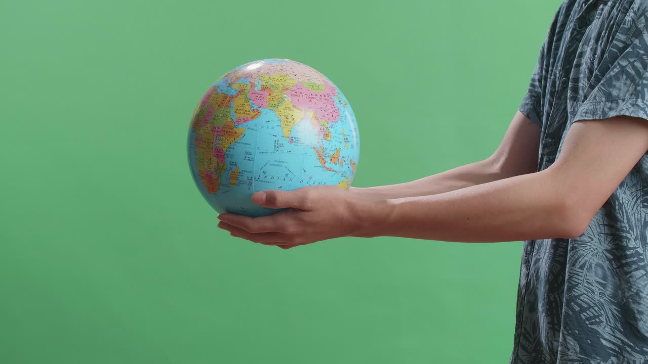 persona que sostiene un globo