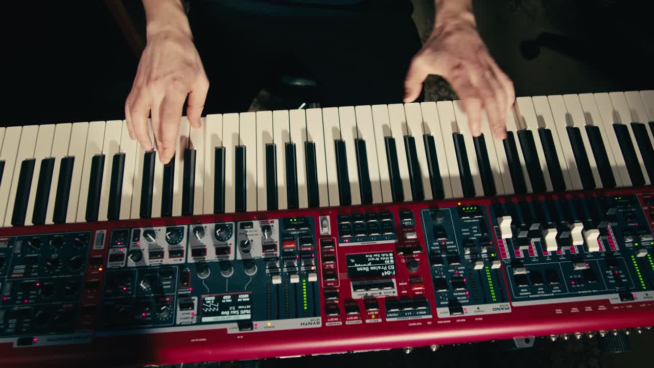 un primer plano de las manos del tecladista tocando música rock con el teclado en el concierto en el estudio, sala de ensayos, reproducción macro en sintetizador.