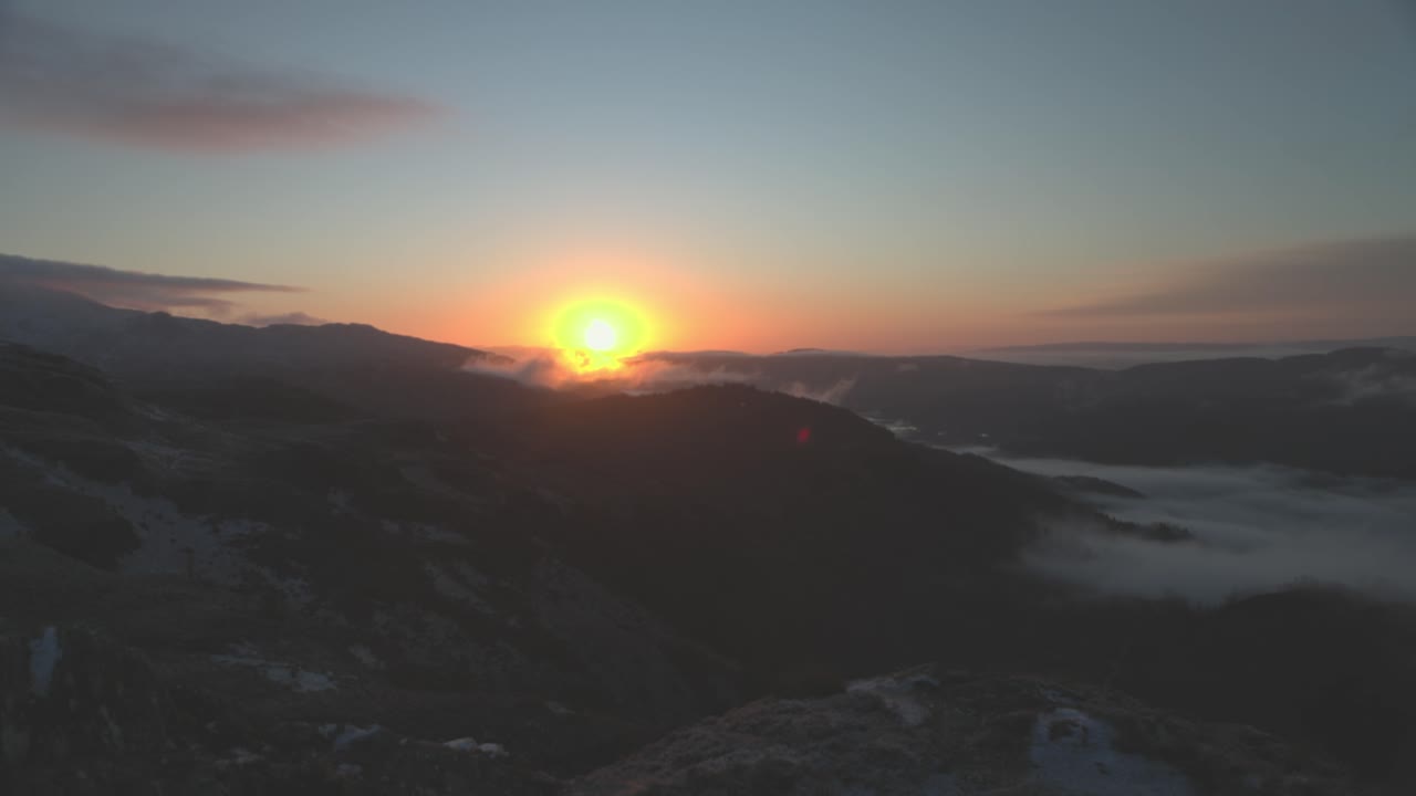 temprano en la mañana vibrante amanecer disparado desde la cumbre de ben a'an en las tierras altas