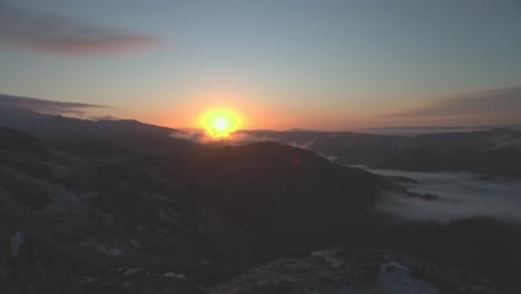 Temprano-En-La-Mañana,-El-Vibrante-Amanecer-Se-Disparó-Desde-La-Cumbre-De-Ben-A&#39;an-En-Las-Tierras-Altas.