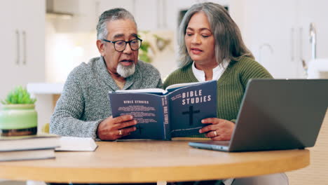 Älteres-Paar,-Zuhause-Und-Bibelstudium-Mit-Buch