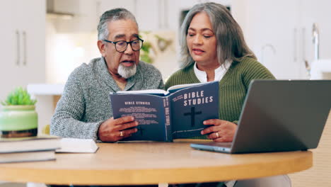 pareja de ancianos, hogar y estudio bíblico con libro