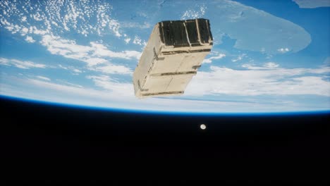 vieja caja de madera en órbita terrestre