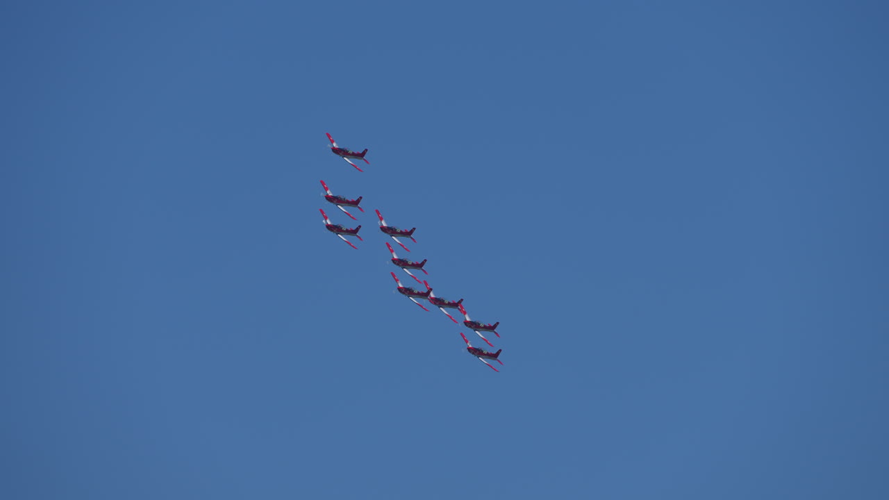 여름에 푸른 하늘을 나는 스포츠 비행기 그룹, 추적 샷