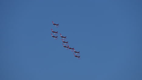 grupo de aviones deportivos que vuelan en el cielo azul en verano, tiro de seguimiento