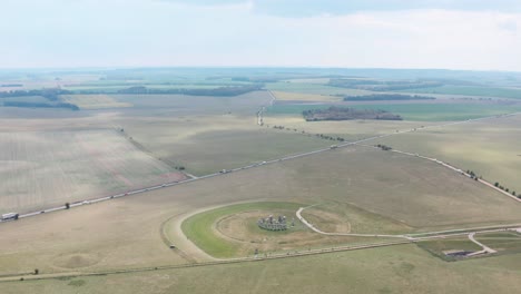 Disparo-De-Un-Dron-En-Círculos-Altos-De-Stonehenge-Cerca-De-La-Autopista-A303-Reino-Unido