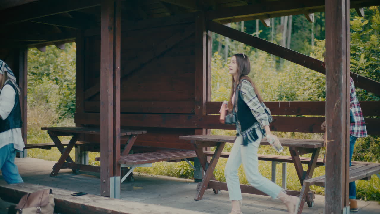 turistas masculinos y femeninos que se dirigen a un viaje