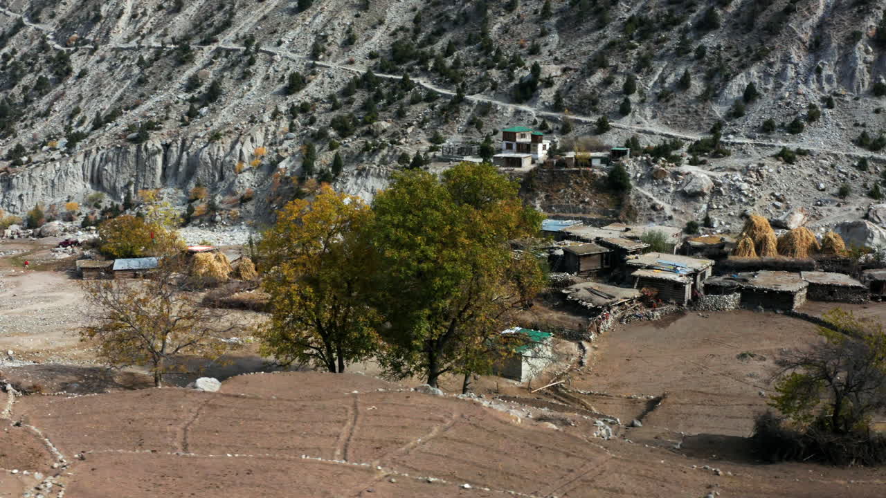 Ảnh chụp từ flycam làng Tattu, một ngôi làng địa phương ven đường Fairy Meadows, Pakistan.