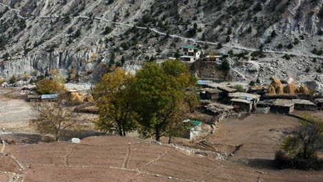 Tiro-De-Dron-De-Tattu,-Aldea-Local-Junto-A-La-Carretera-De-Los-Prados-De-Hadas,-Pakistán