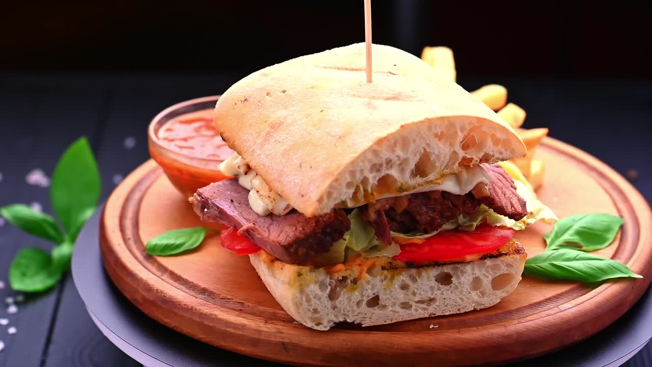 Delizioso panino con patatine fritte servito su un piatto di legno in un ristorante