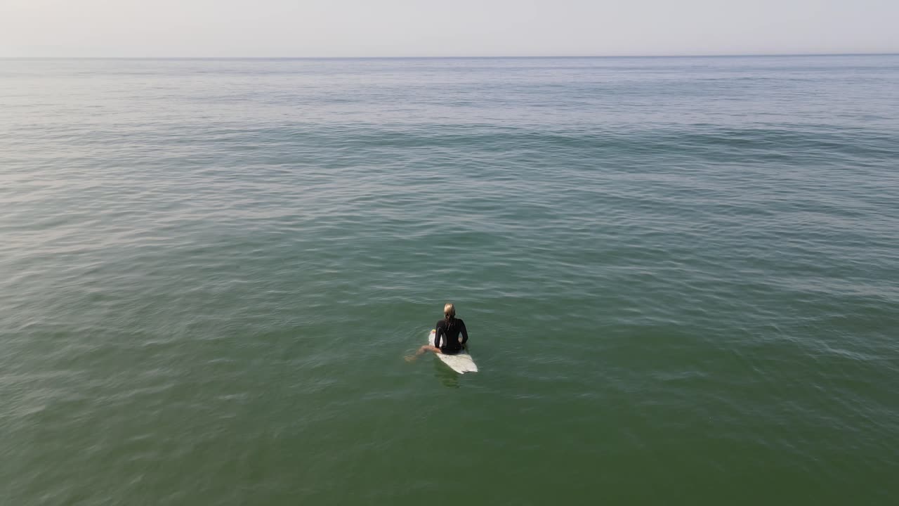 파도를 기다리는 고독한 여성 서퍼
