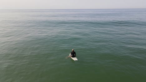 una surfista solitaria esperando una ola