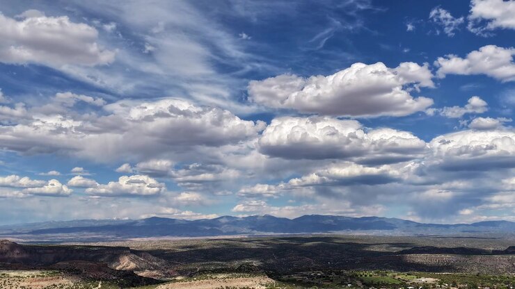 Timelapse aéreo en 4K captura una vasta y asombrosa vista del desierto del suroeste y un profundo cañón. El movimiento cinematográfico del dron revela nubes en movimiento que dejan sombras moteadas a la deriva sobre el paisaje accidentado.
