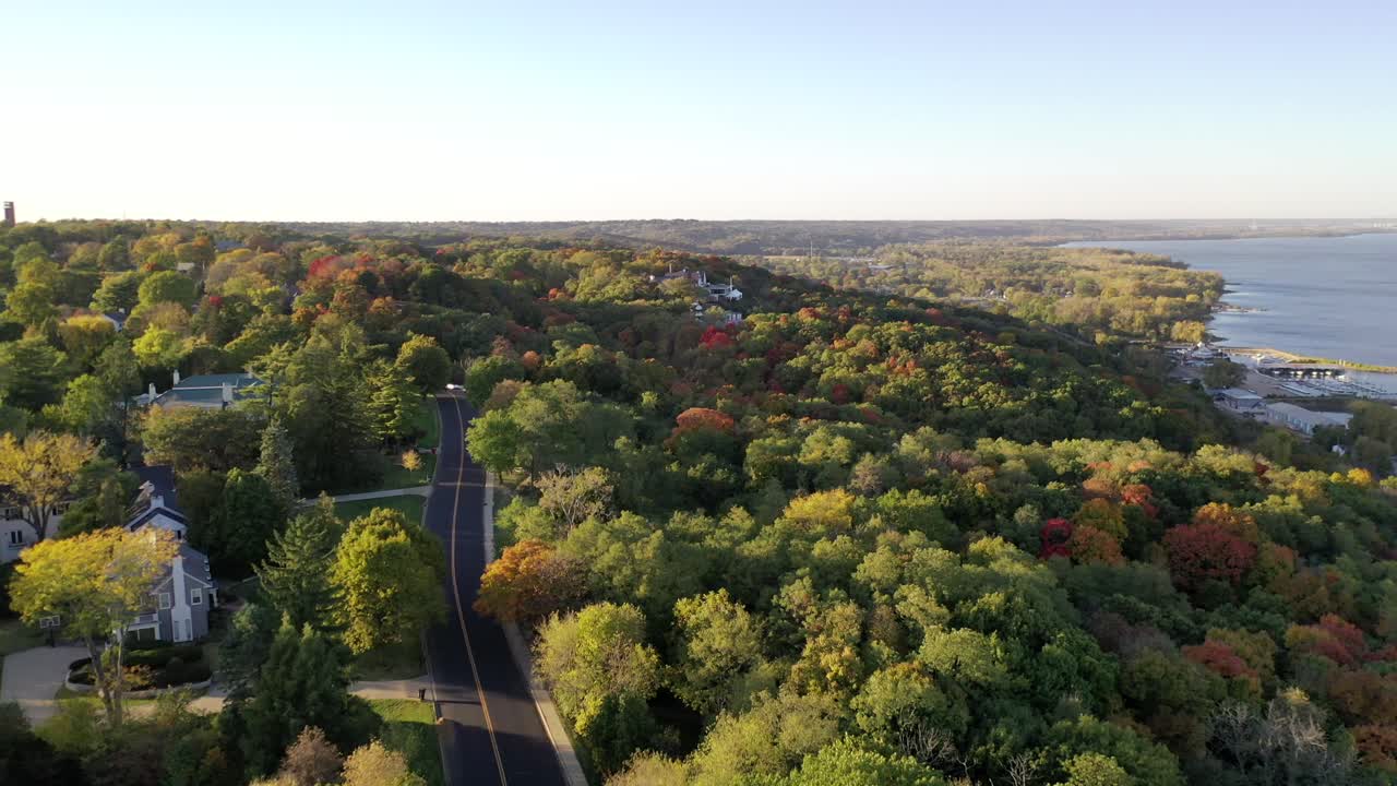 hermosa revelación de la toma de drones de grandview drive en peoria, illinois durante el comienzo de la temporada de otoño