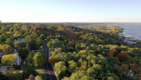 Hermosa-Revelación-De-La-Toma-De-Drones-De-Grandview-Drive-En-Peoria,-Illinois-Durante-El-Comienzo-De-La-Temporada-De-Otoño