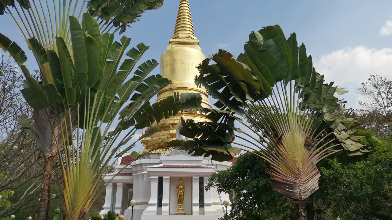 wat phu sai kuti templo tailandés en tailandia cerca de un hermoso lago phu sai, phetchaburi