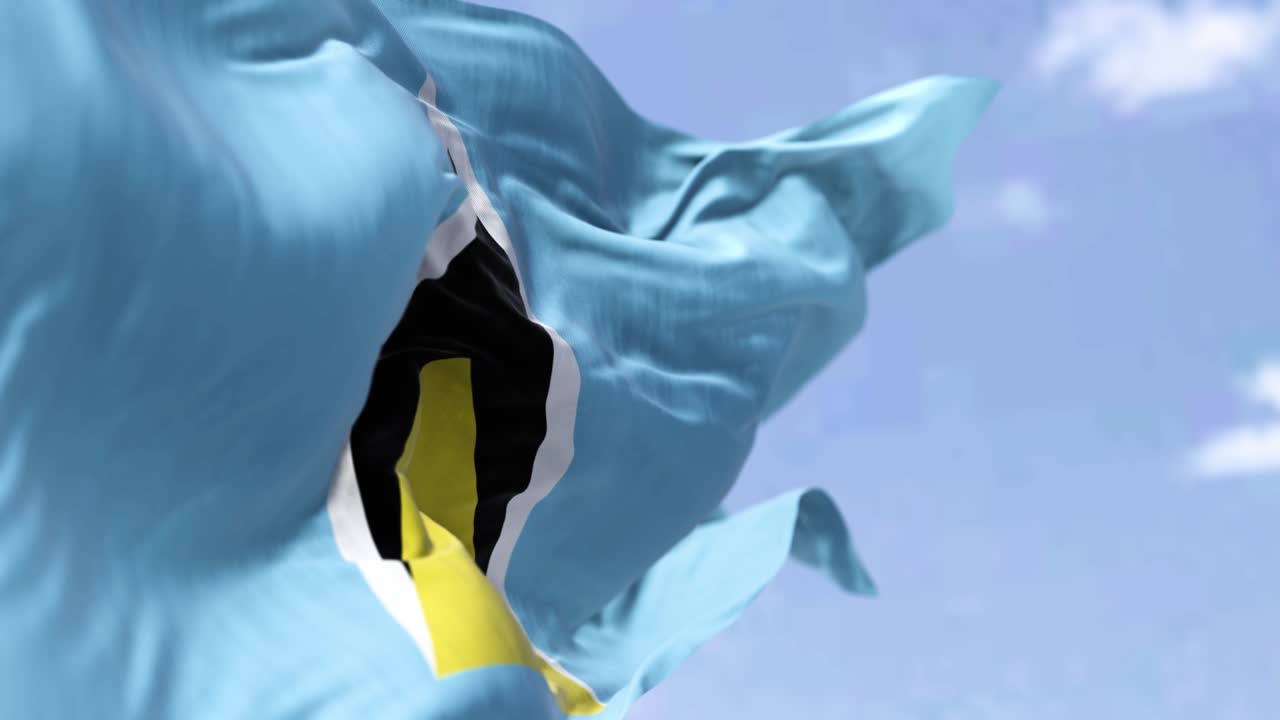 은 날 바람에 흔들리는 세인트루시아의 국기