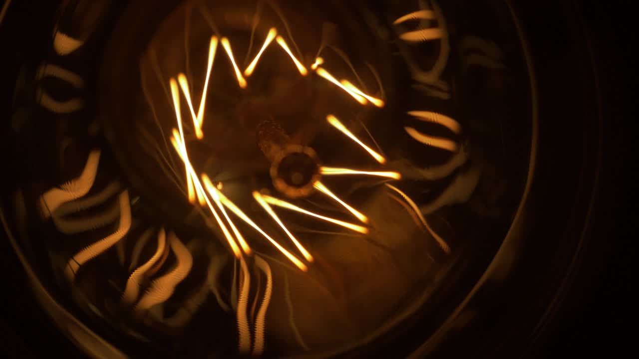 крупный план классической лампы накаливания. стеклянная лампочка, инертный газ и вольфрамовая нить. мягкий естественный свет. мерцание и переменный ток