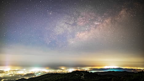 Casi-Timelapse-Del-Cielo-Nocturno-Y-La-Vía-Láctea-Desde-El-Monte-Olimpo,-Chipre