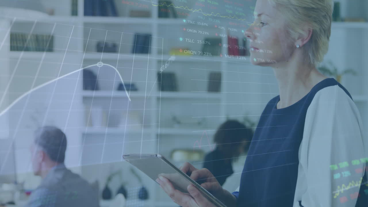 사무실에서 일하는 다양한 비즈니스 사람들에 대한 금융 데이터 처리의 애니메이션