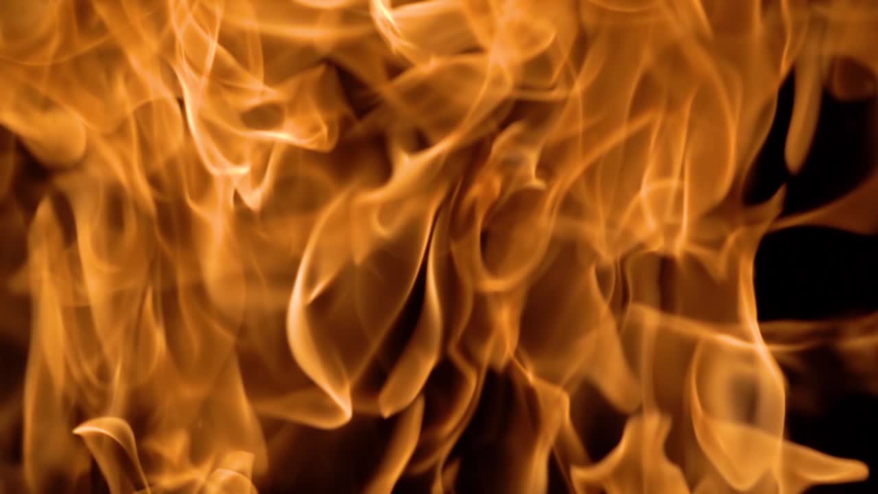 пламя огня на черном фоне в замедленном движении