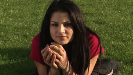 mujer comiendo una manzana