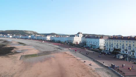 vista aérea de la gente caminando por el paseo marítimo de la playa de llandudno en gales