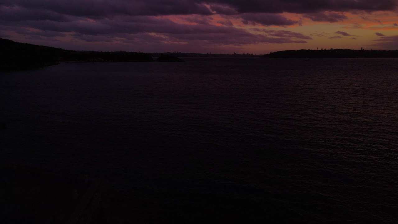 foto de la playa al atardecer con botes