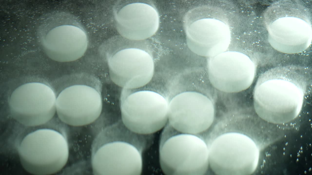 물을 부드럽게하기 위해 소금 태블릿을 녹이는 클로즈업