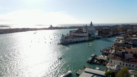 Gran-Canal-Y-La-Basílica-De-Santa-Maria-Della-Salute,-Venecia-En-Un-Día-Soleado