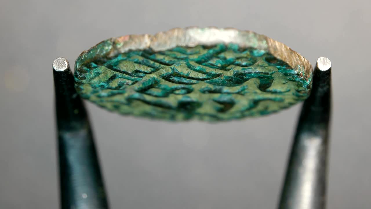 близкий взгляд на очень старые монеты