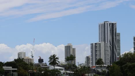 lapso de tiempo de nubes sobre el horizonte de una ciudad