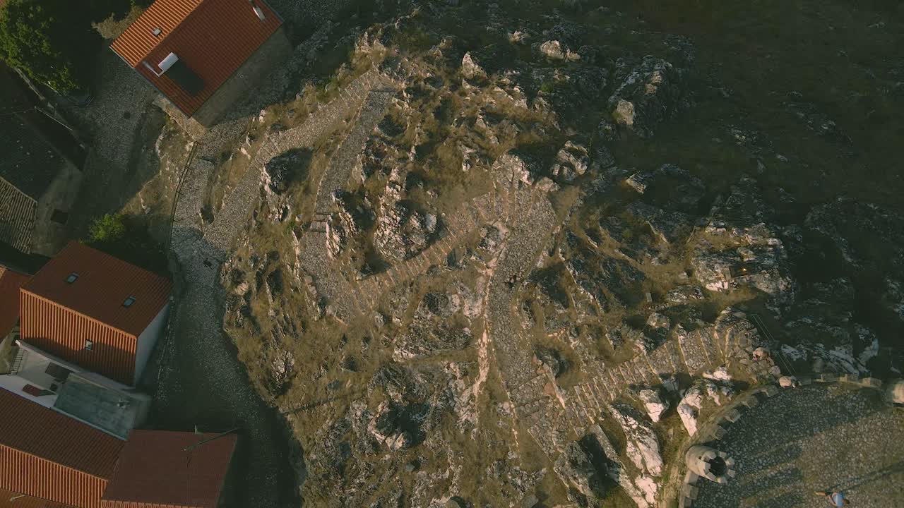 drone baja sobre el camino de piedra en el castillo de folgosinho en portugal